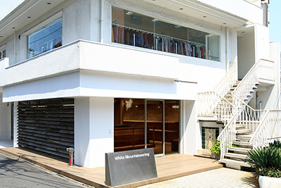 ホワイトマウンテニアリング、旗艦店を代官山へ移転 - Tevaとのコラボサンダル発売