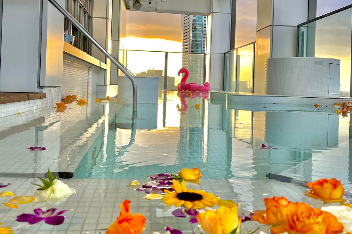 「水のオアシス-OYU-」渋谷・ミヤシタパークに、絶景臨む“水の遊び場”＆鮮やかオリジナルカクテル