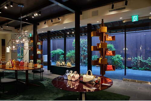 ヴァレクストラの新店舗「カーサ ヴァレクストラ」京都・祇園に、“藤カラー”の限定バッグも