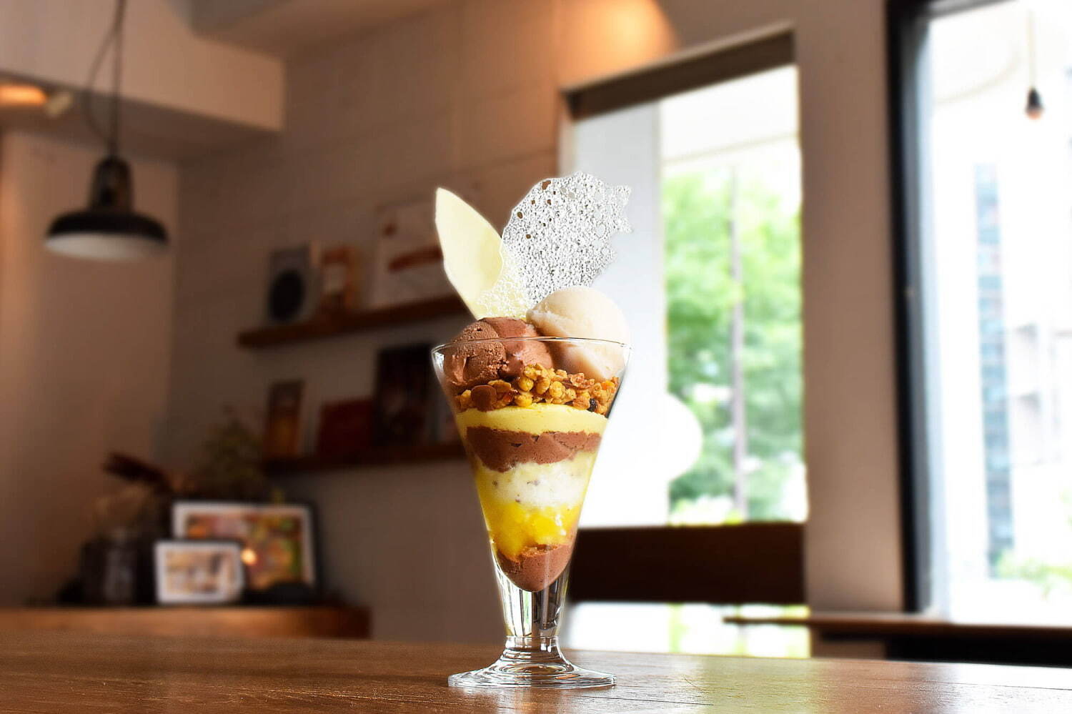 ミニマル 富ヶ谷本店の夏限定“チョコレート×フルーツ”のパフェ、カカオ果肉のひんやりソルベなど｜写真1