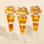 サロン ベイクアンドティーの夏限定パフェ、“麦わら帽子チョコ”のごろっとマンゴーパフェなど｜写真2
