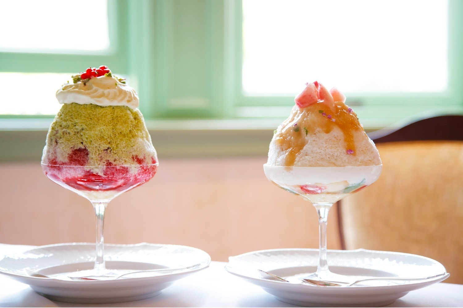 京都・長楽館の夏限定“かき氷×仏菓子サバラン”第2弾、白桃ミルク＆ベリーピスタチオ