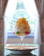 京都・長楽館の夏限定“かき氷×仏菓子サバラン”第2弾、白桃ミルク＆ベリーピスタチオ｜写真1