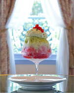 京都・長楽館の夏限定“かき氷×仏菓子サバラン”第2弾、白桃ミルク＆ベリーピスタチオ｜写真2