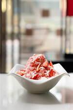 エンポリオ アルマーニ カフェ 表参道「ベリーとレアチーズのかき氷」“まるで苺練乳”のふわふわ氷｜写真1