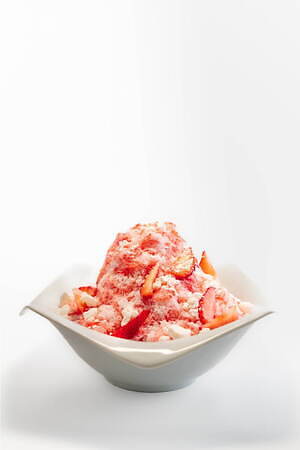 エンポリオ アルマーニ カフェ 表参道「ベリーとレアチーズのかき氷」“まるで苺練乳”のふわふわ氷|写真2