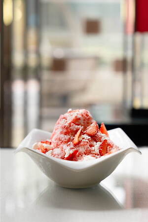 エンポリオ アルマーニ カフェ 表参道「ベリーとレアチーズのかき氷」“まるで苺練乳”のふわふわ氷|写真1