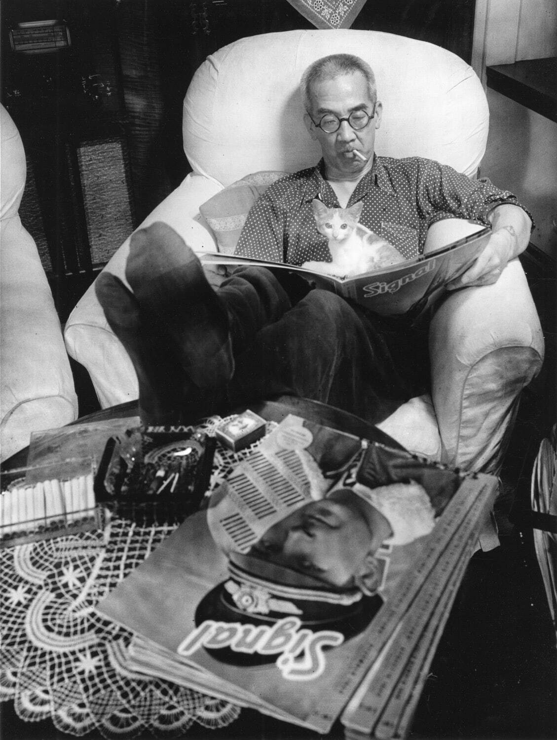 《猫とくつろぐ》 1941年 撮影:土門拳