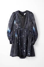 ミューラル“雪降りそそぐ”ロングドレス＆光沢をまとうプリーツスカート｜写真4