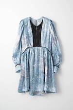 ミューラル“雪降りそそぐ”ロングドレス＆光沢をまとうプリーツスカート｜写真3