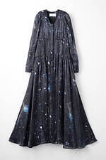 ミューラル“雪降りそそぐ”ロングドレス＆光沢をまとうプリーツスカート｜写真2