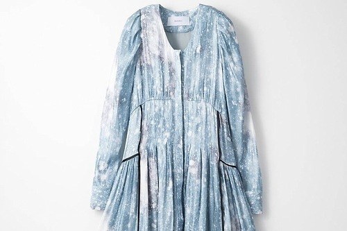 ミューラル“雪降りそそぐ”ロングドレス＆光沢をまとうプリーツスカート