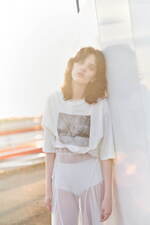 ファーファー“砂漠の花”シアートップス＆刺繍入りサボテンTシャツ、写真家・黄瀬麻以とコラボ｜写真9