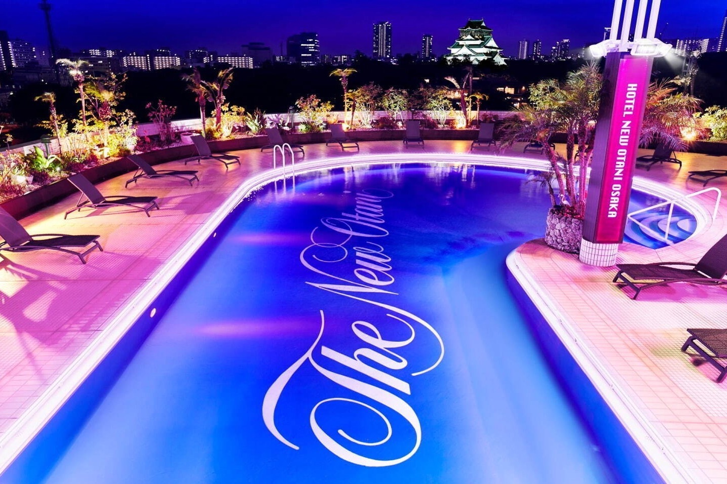 ホテルニューオータニ大阪“LOVE”テーマの幻想的ナイトプール、鮮やかなトロピカルソーダも
