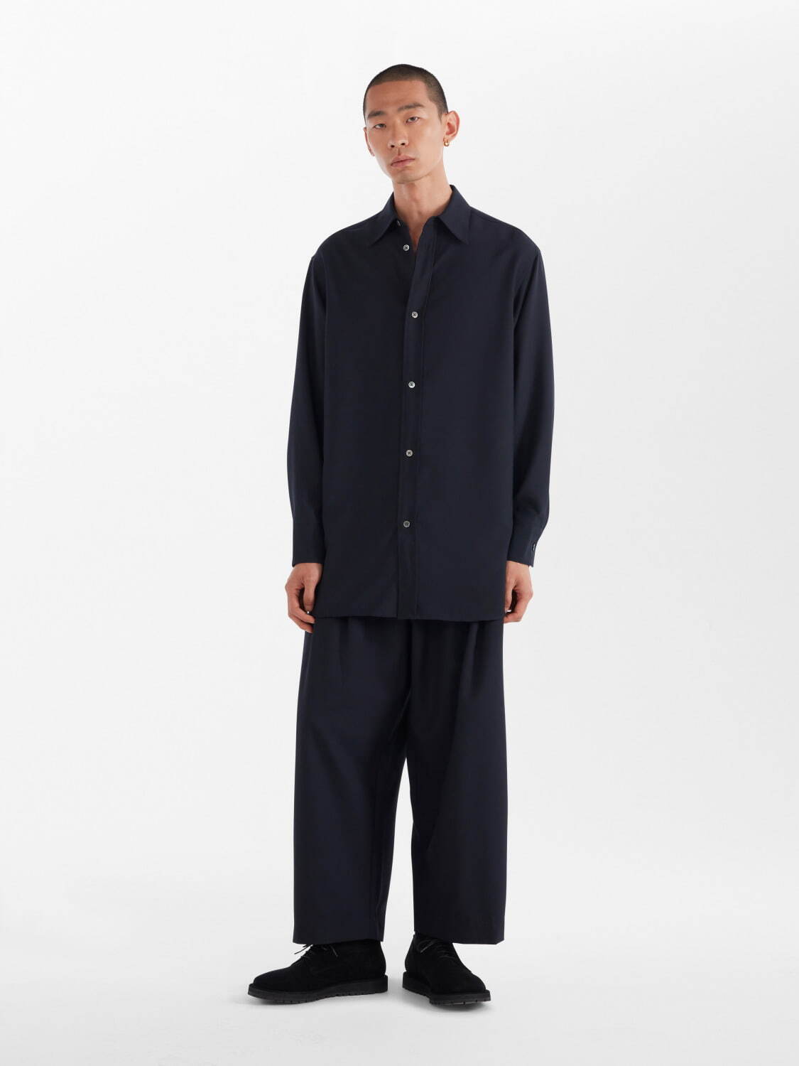 上から)AKAKO WOOL SHIRT 46,200円
KYO PANT 49,500円