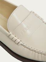 フェラガモ新作ウィメンズローファー、ロゴを刻んだ黒革アッパー×赤ライニングなど｜写真7