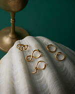 ヴァーミリオン“金色に輝く蛇”モチーフのお守りジュエリー、星座記号を大胆にアレンジしたピアスなど｜写真1