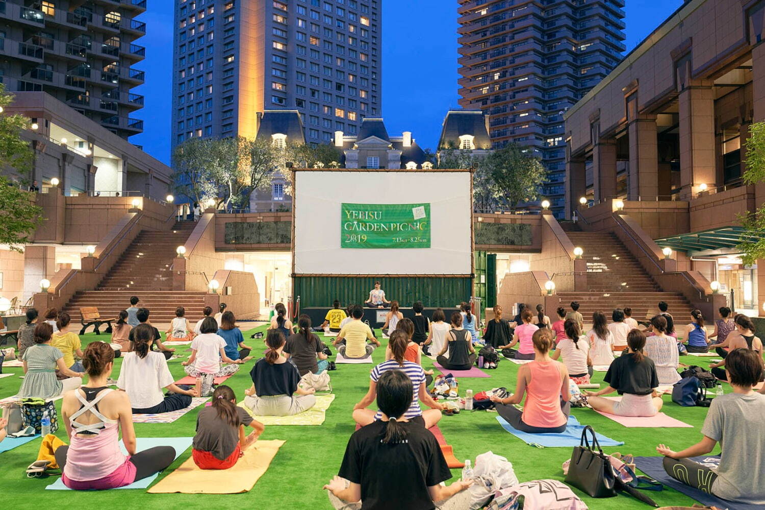恵比寿ガーデンプレイス｜恵比寿ガーデンプレイスで「恵比寿ガーデンピクニック」センター広場で映画鑑賞やヨガ体験