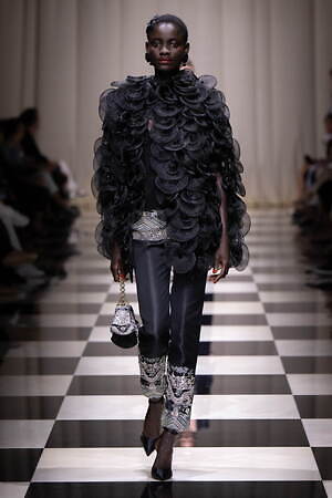 ジョルジオ アルマーニ プリヴェ(GIORGIO ARMANI PRIVÉ) 2023-24年秋冬ウィメンズコレクション  - 写真56