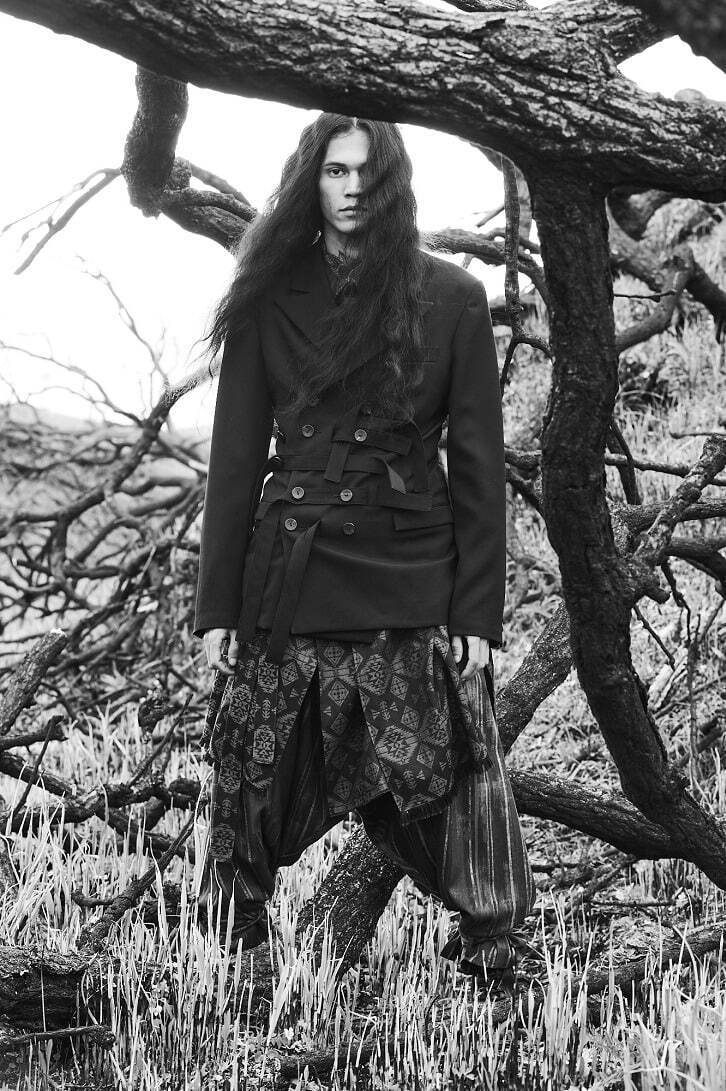 ヨウジヤマモト23年秋冬メンズウェア、左右非対称な黒テーラードジャケットやベルベットのセットアップ｜写真6