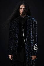 ヨウジヤマモト23年秋冬メンズウェア、左右非対称な黒テーラードジャケットやベルベットのセットアップ｜写真5