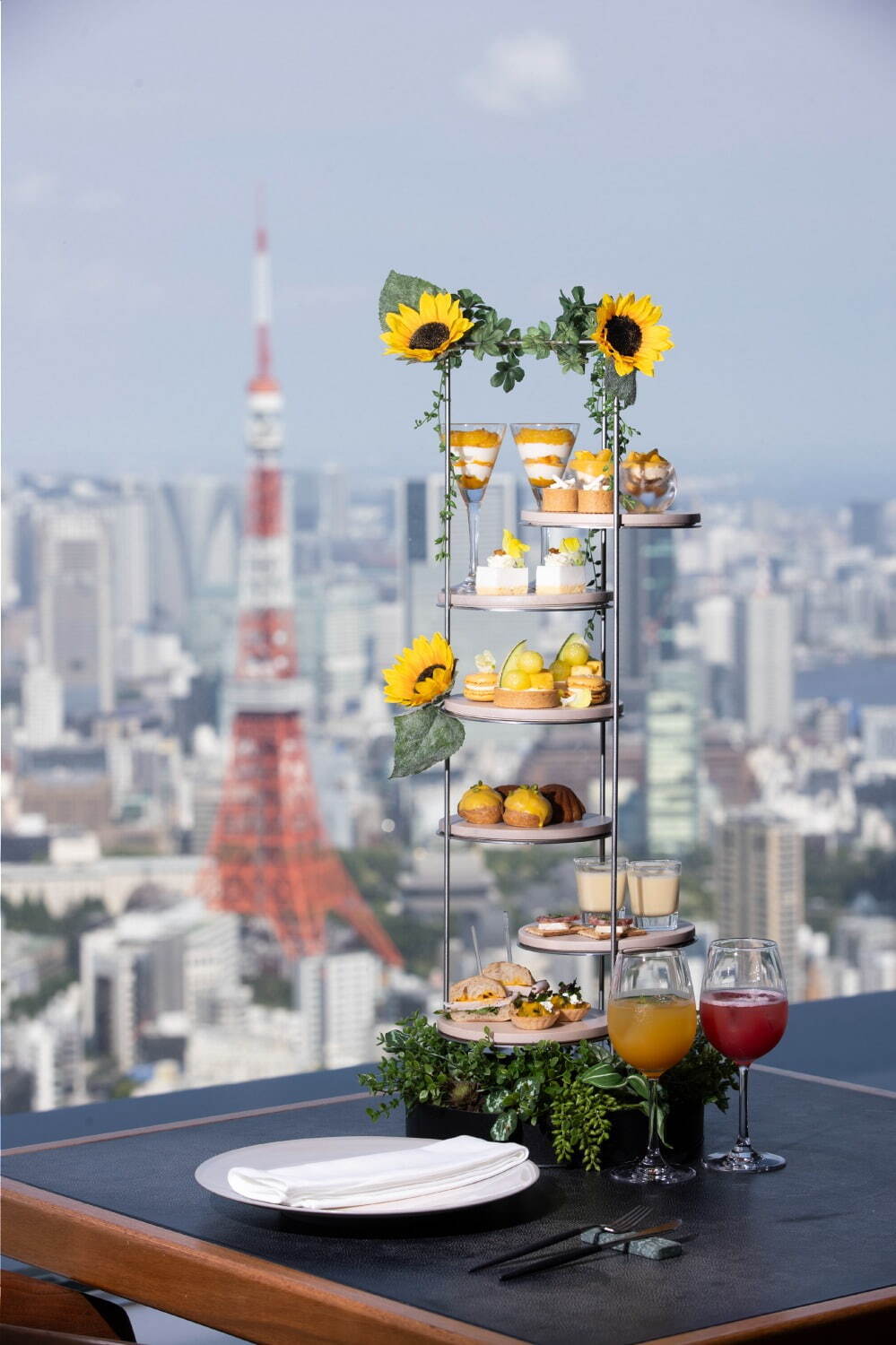 ＜六本木ヒルズ＞ひまわりテーマの“絶景”アフタヌーンティー