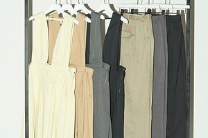 スタイリング/のディッキーズ別注パンツ＆スカート、タック入りワイドシルエットで