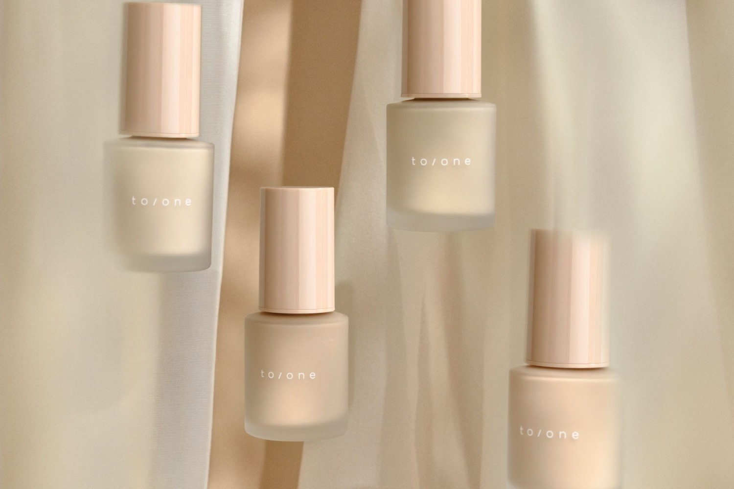 トーン23年秋ベースメイク、“美容液94％成分配合”潤うツヤ・透明肌を叶えるリキッドファンデが誕生