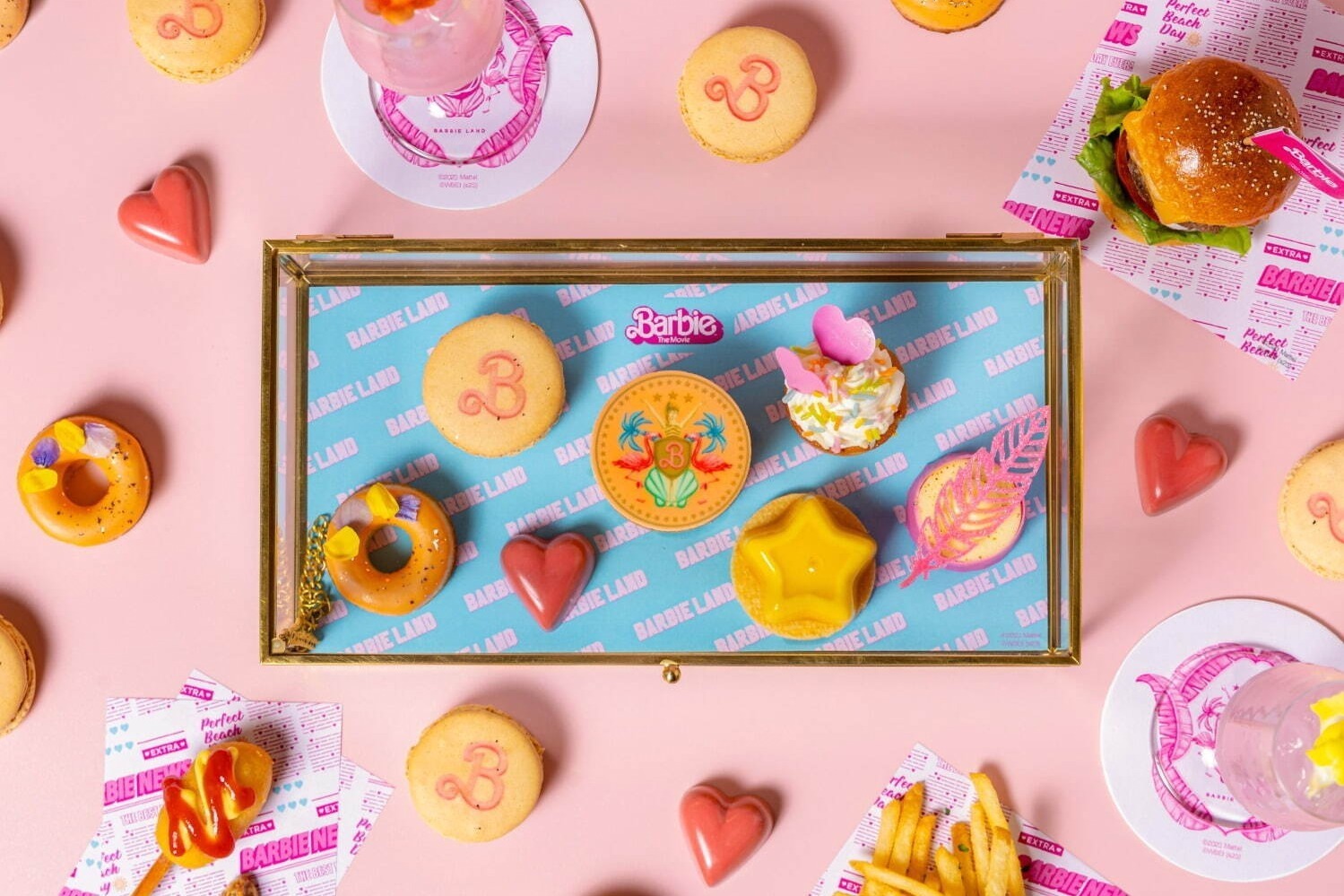 映画『バービー』×W大阪のコラボカフェ、映画の世界観を表現したスイーツボックスやキュートなパフェ