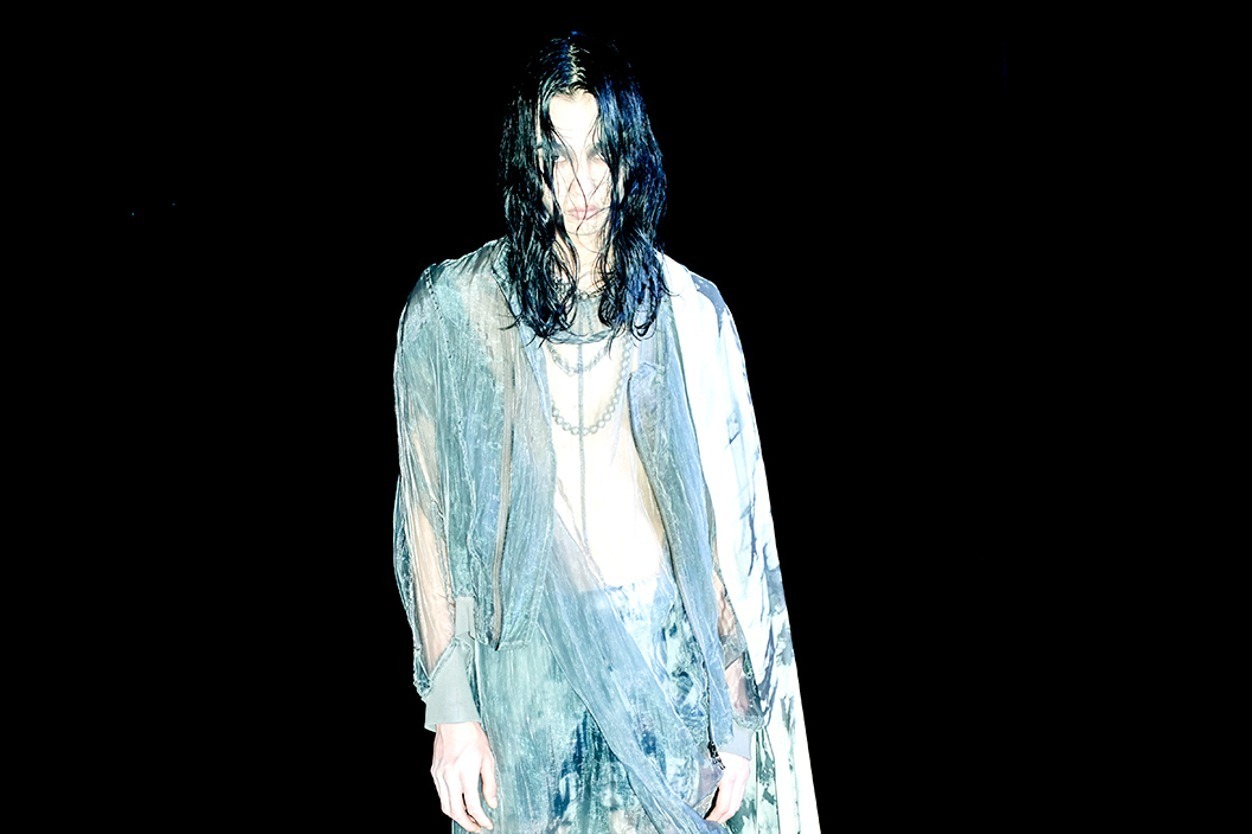 ユリウス 2024年春夏コレクション、太陽の光を待ちながら世を渡り歩く