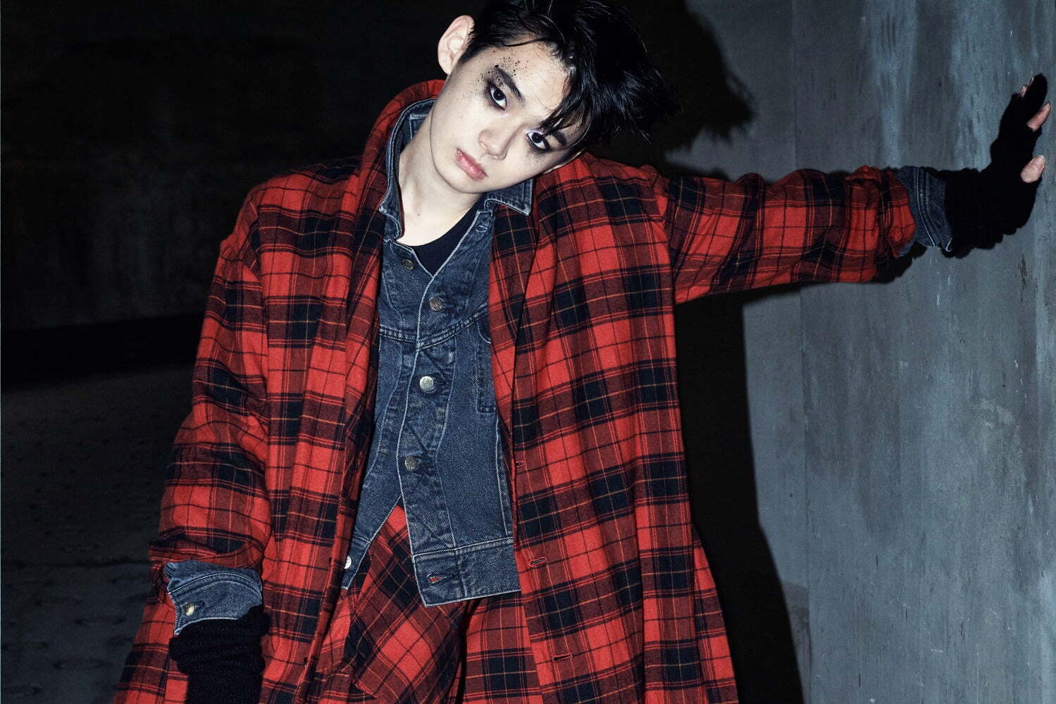 リミ フゥ新作ウェア、パンキッシュなタータンチェックジャケット＆真っ赤なラベルのブラックドレス