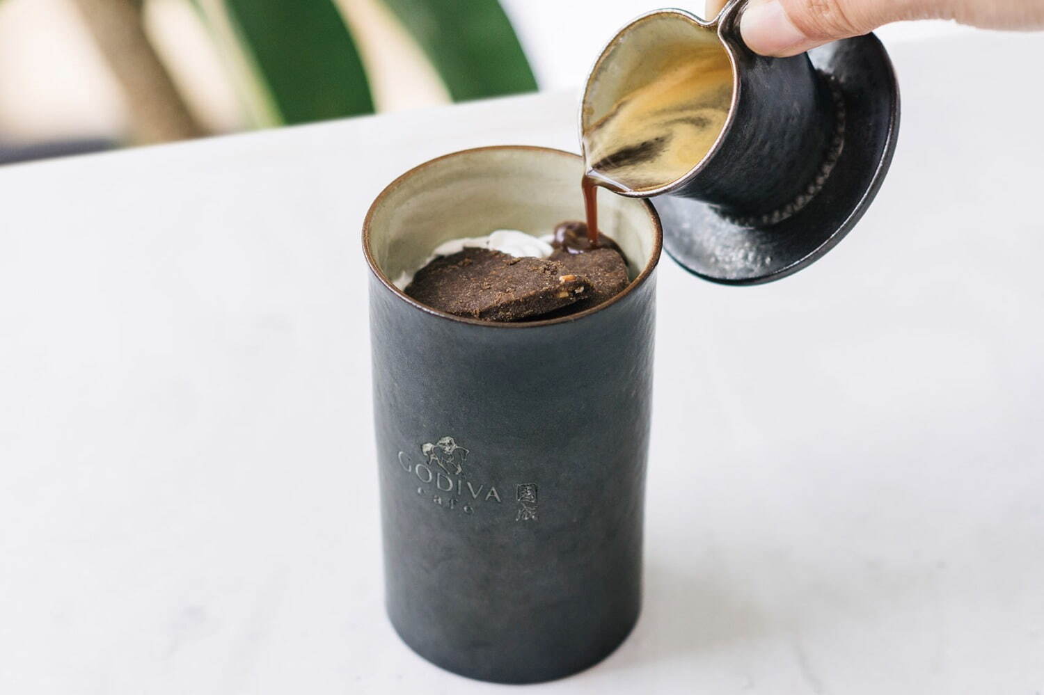 ゴディバカフェからチョコレートを味わう限定アフォガート、越前焼「国成窯」のオリジナル器で