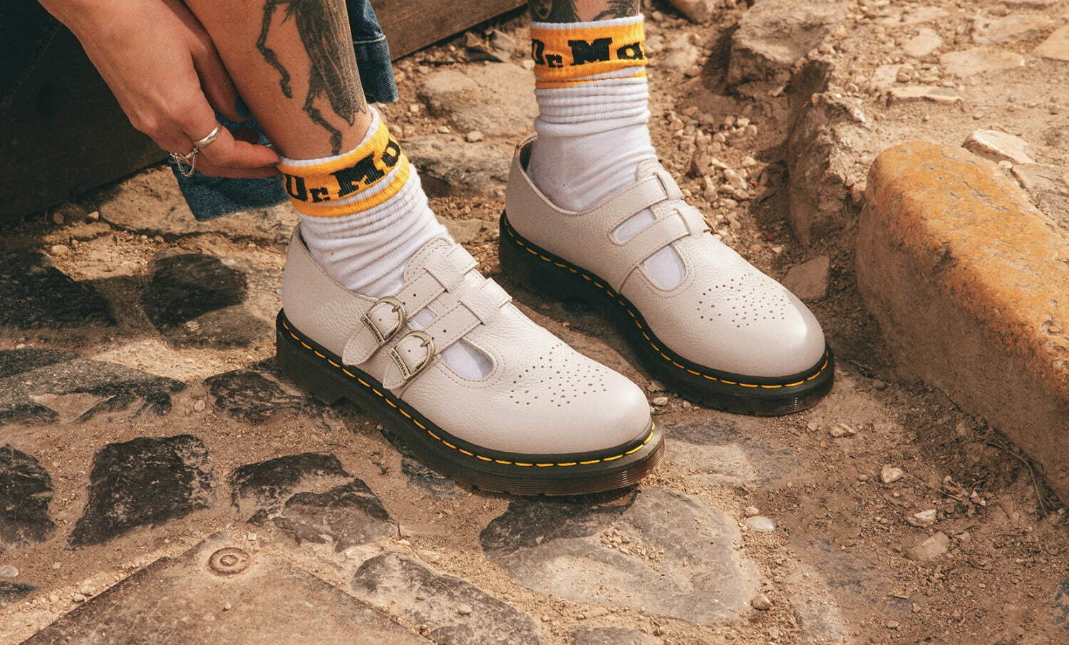 【新品】Dr. Martens 厚底ブーツ '23秋冬モデル※即売品 ドクターマーチン23年秋冬、新色“グレイッシュベージュ”の厚底8