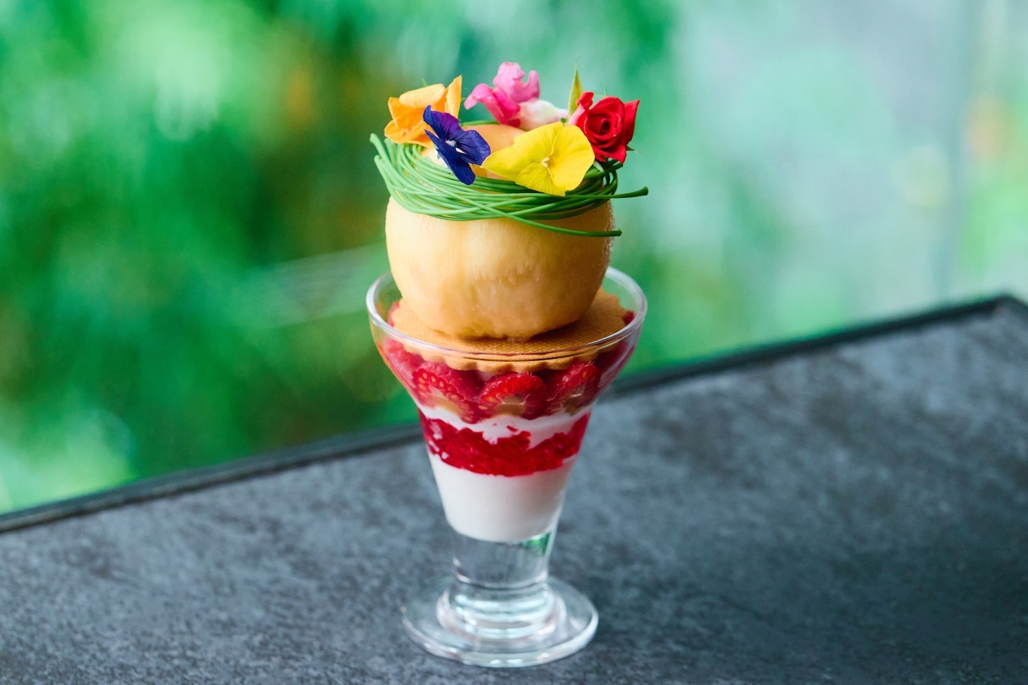 パルフェ｜ザ・サウザンド京都「桃の花冠パルフェ」“食べられる花冠”＆アールグレイソルベ入りのまるごと桃