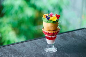 ザ・サウザンド京都「桃の花冠パルフェ」“食べられる花冠”＆アールグレイソルベ入りのまるごと桃｜写真1