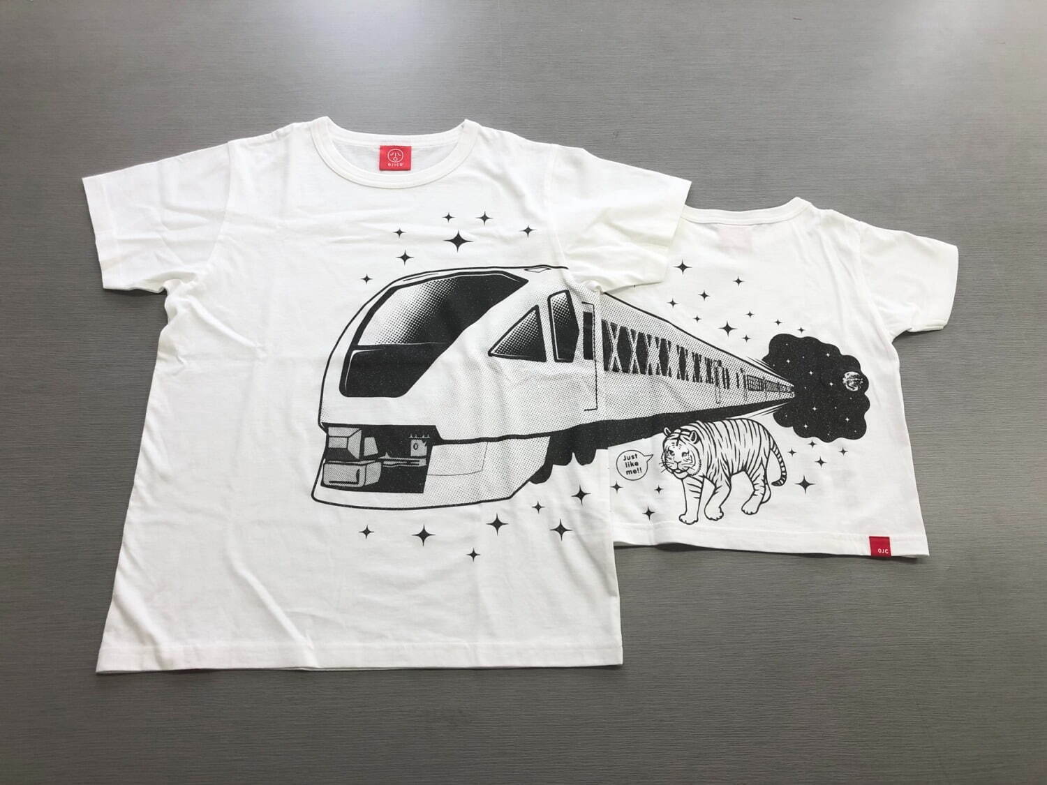 スペーシア X コラボTシャツ 4,070円(4A～LL)
2人で着るとつながるデザインで人気の「オジコ」とのコラボTシャツ