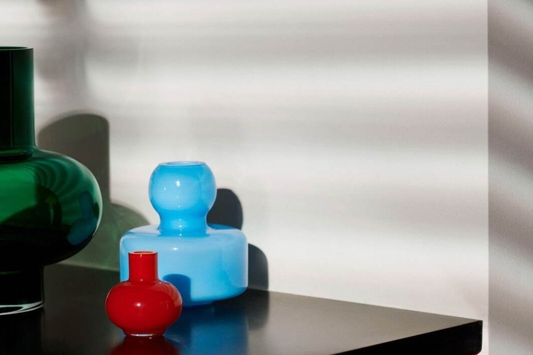 マリメッコ新作“ヴィヴィッドカラー”のホームコレクション、ポピーレッドの花瓶＆ウニッコ柄のタオルなど