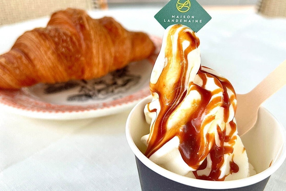 メゾン・ランドゥメンヌの夏季限定スイーツ、人気カヌレ＆自家製キャラメルをトッピングしたアイスクリーム