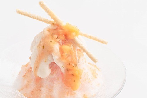 ル ショコラ ドゥ アッシュの夏スイーツ、完熟白桃のかき氷＆魚モチーフのショコラを飾ったモンブラン
