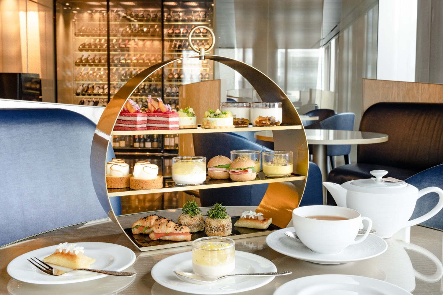 アルマーニ / リストランテの夏アフタヌーンティー、“ハーブ香る”レモンタルト＆キウイムースなど