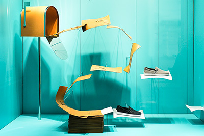 トッズ×nendo、“封筒”をモチーフにしたデッキシューズ発売