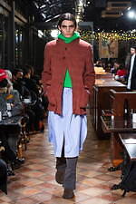 ベッドフォードの新作アウター、“ヴァイオリン着想”ラペルのロングコート＆コンパクト丈のMA-1｜写真2