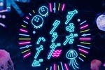 夜のすみだ水族館で“ネオンサインのクラゲ×花火”が彩る万華鏡トンネル、光るクラゲドリンクも