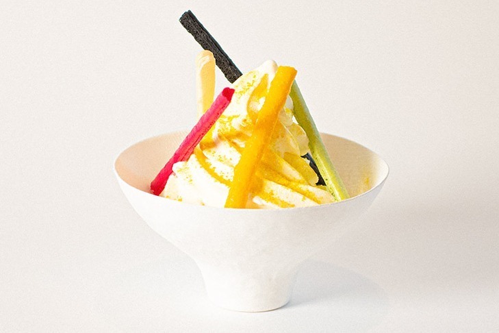 Made in ピエール・エルメ×UZUコラボ、“マスカラ着想”ソフト＆マカロンが3日間限定で