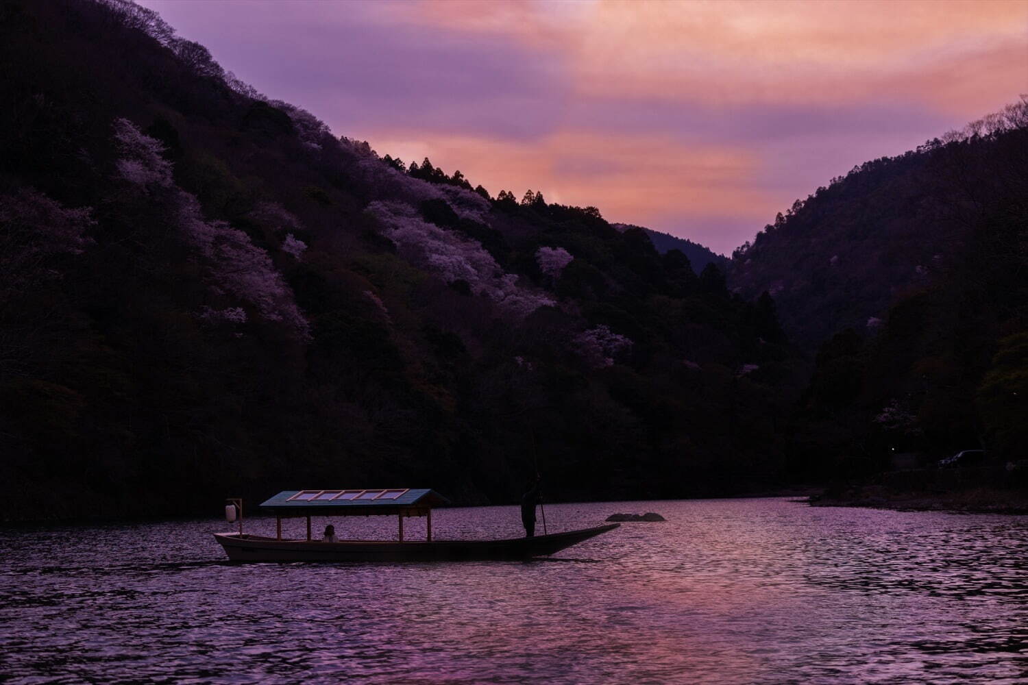 星のや京都「奥嵐山の観月の宴」夕暮れを眺める屋形舟や“月見”にまつわる日本酒＆秋の味覚ディナー｜写真2