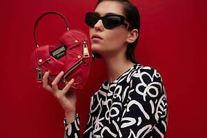 モスキーノ 2024年リゾートコレクション - 愛に導かれて、ハートの世界へ