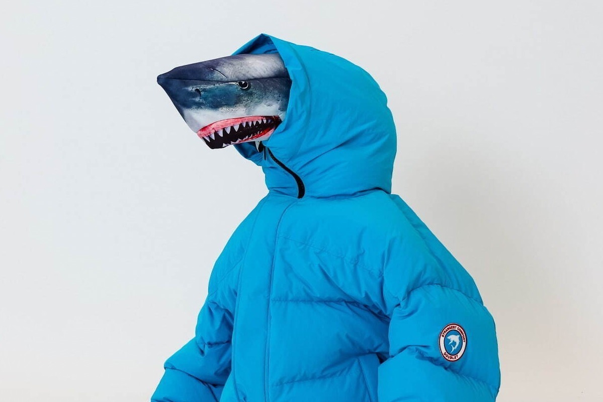 ダブレット×ウィズム“サメ”になれる？！ダウンジャケット、フード口部分から飛び出すサメの頭