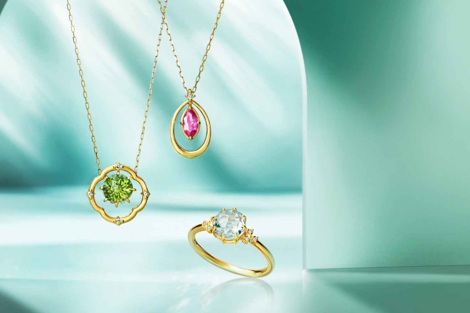 (左から)K10YG Necklace / Peridot / Diamond 59,400円、K18YG Necklace / diamond / Ruby  81,400円、K10YG Ring / White Quartz / Diamond 44,000円