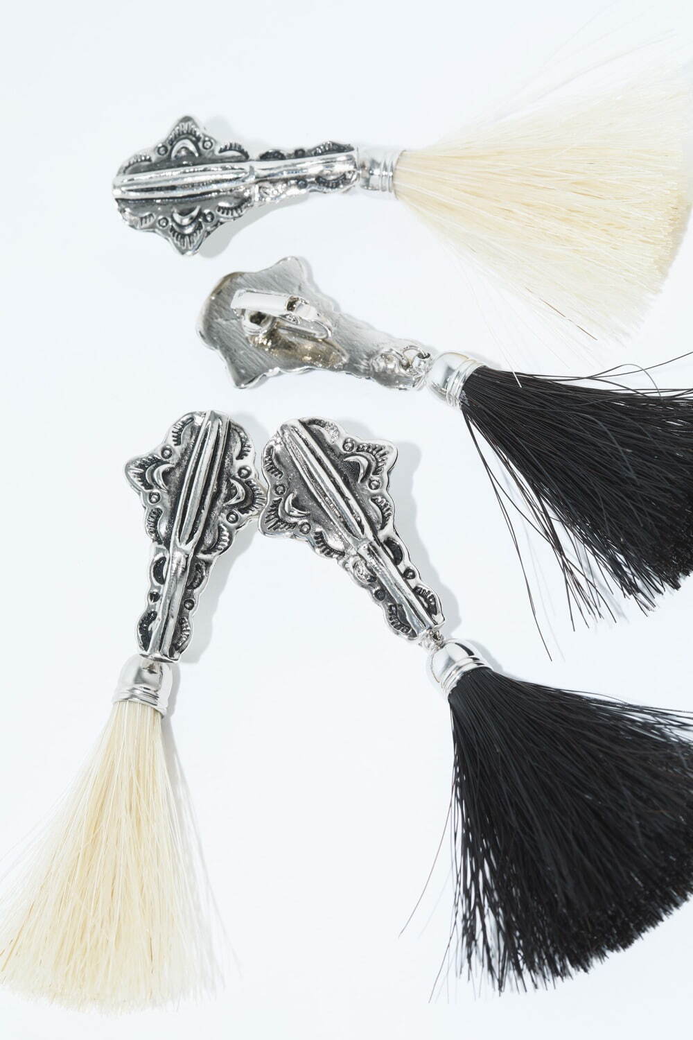 Metal fringe earrings 各16,000円