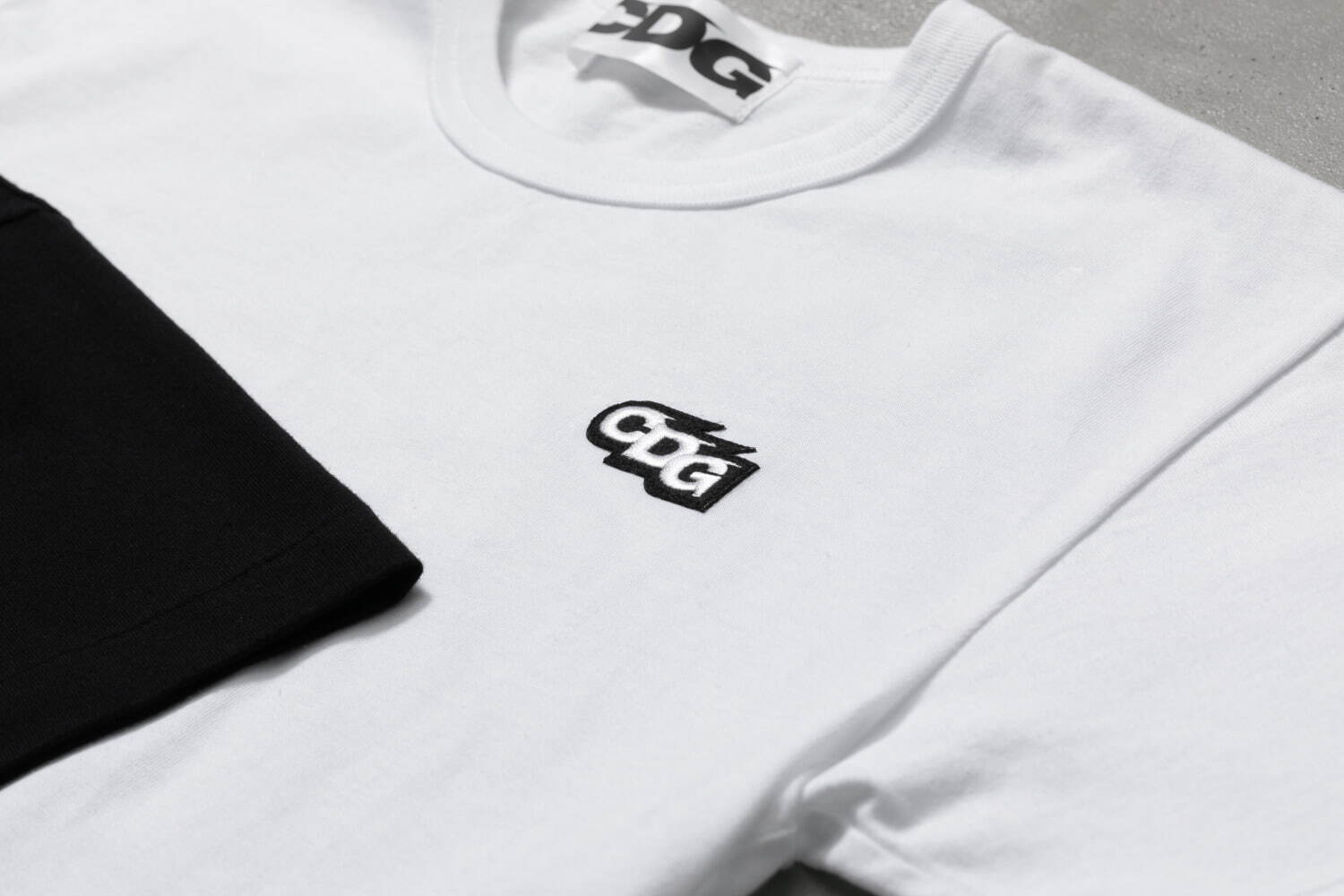 コム デ ギャルソンの「CDG」ワッペンロゴ付きTシャツ＆バック